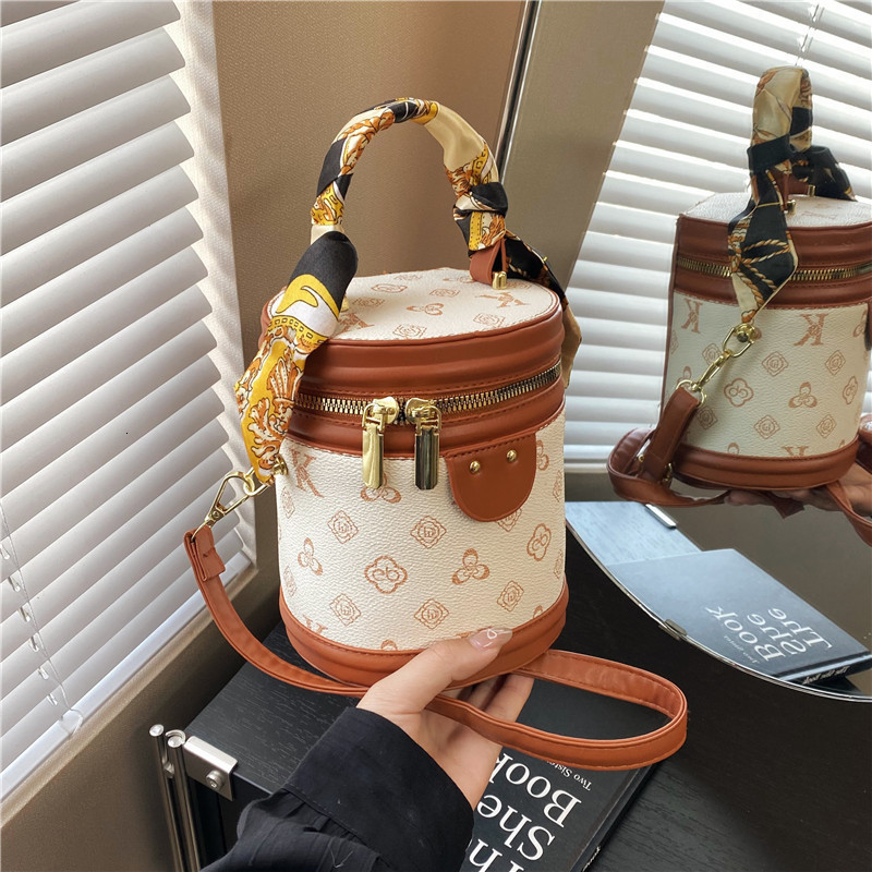 Stylish Simple Clutch Purse Bag For Women With Leather Material And Minimalist Vintage Casual Design R251110