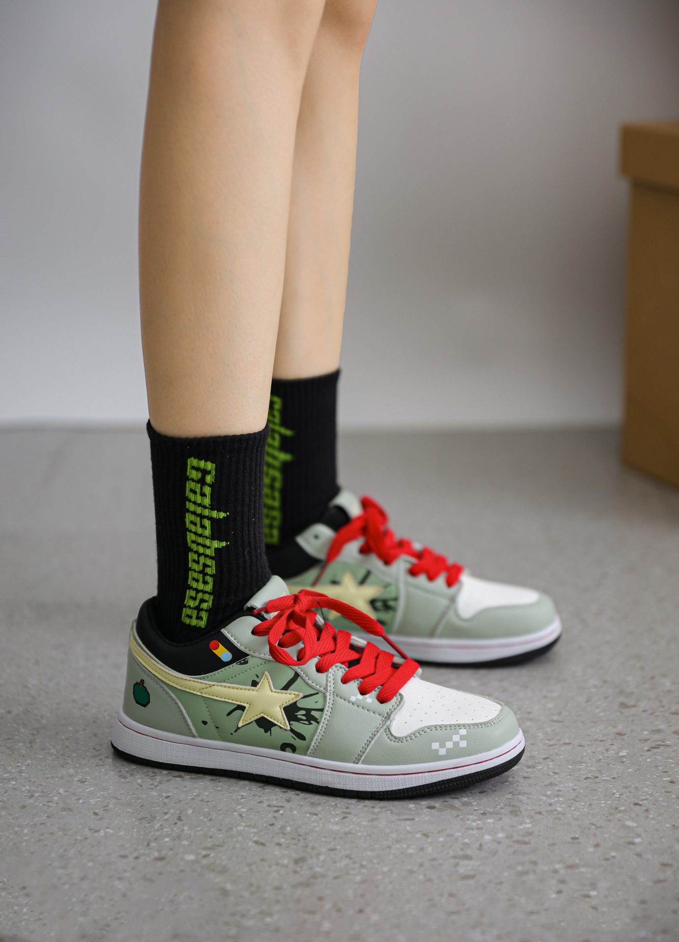 Free shipping Mens shoes autumn trend green apple color matching meteor design original casual shoes