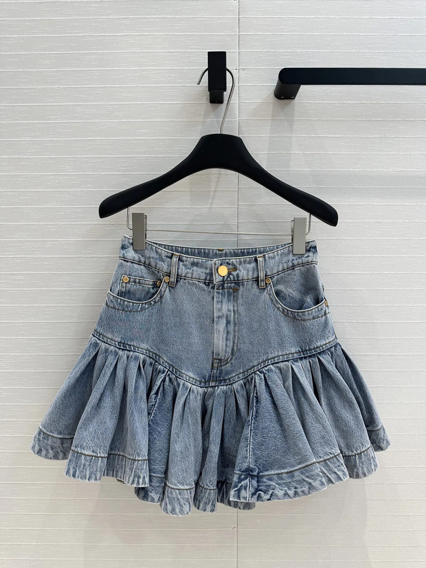 25 Early Spring Arrival Wrinkle Lotus Leaf Bottom Denim Shorts for Women 250410