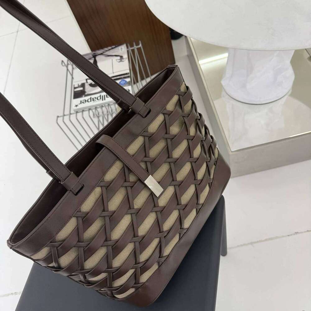 PU Woven Hollow Tote New Niche Design Large Capacity Vintage Vacation Beach Fashionable Ladies Handbag Shoulder Bag 251110