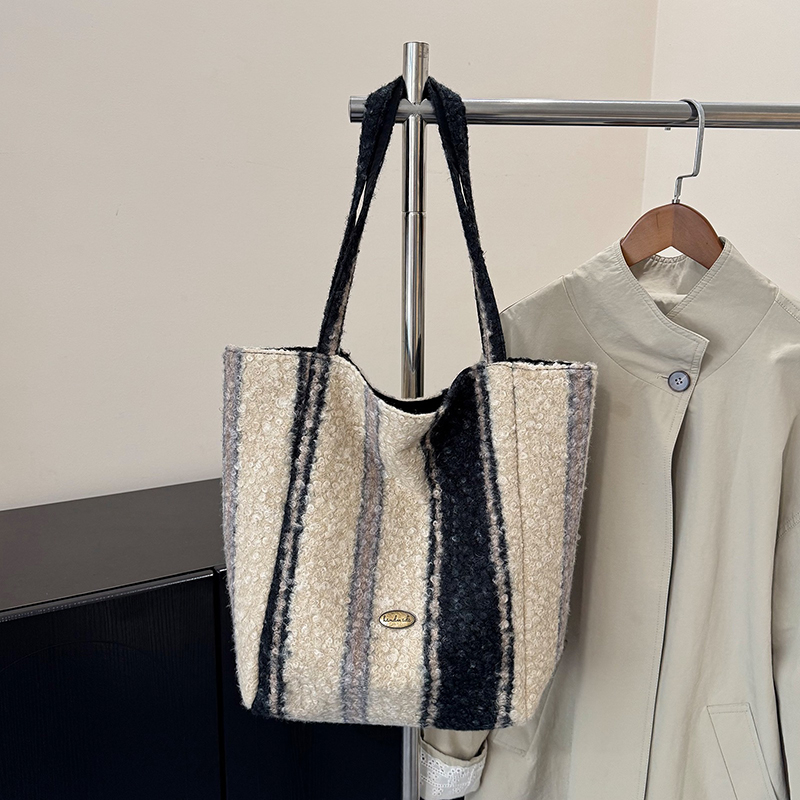 Summer women's retro high-end wide shoulder bag, casual simple versatile crossbody bag, high-end commuting leisure bag, shopping bag, versatile w