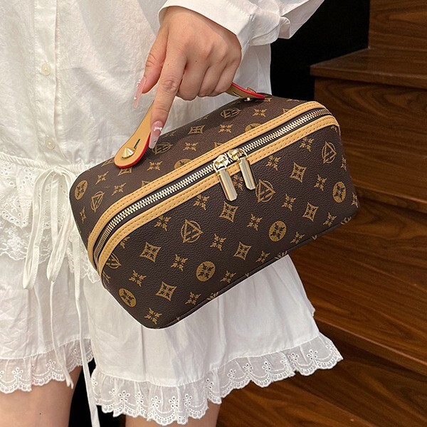 Large-capacity Cosmetic Bag 2025 New Retro Portable Travel Cosmetics Portable Toiletry Storage Bag Storage Bag