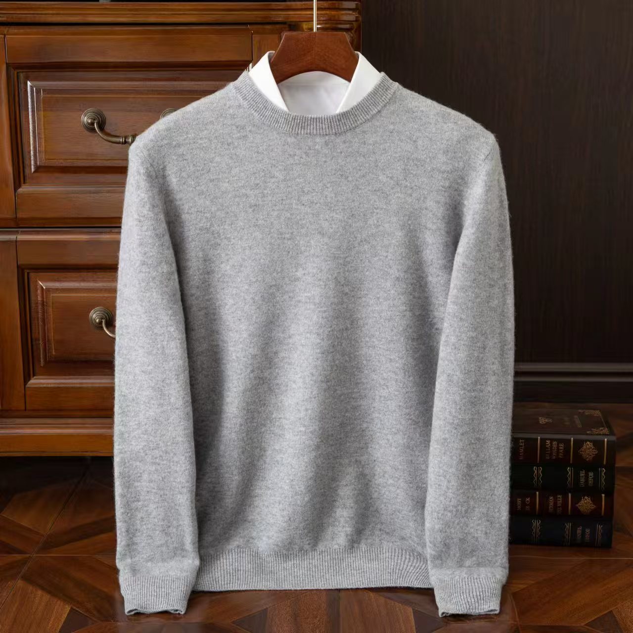 Classic Men's Basic Crewneck Pullover Sweatshirt Premium Quality Wool Fabric Suitable for All Occasions