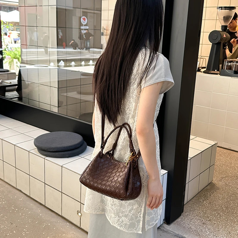 Classic Elegant Women Messenger Bag In Premium Leather By Shoulder For Ladies Fashionable 251110