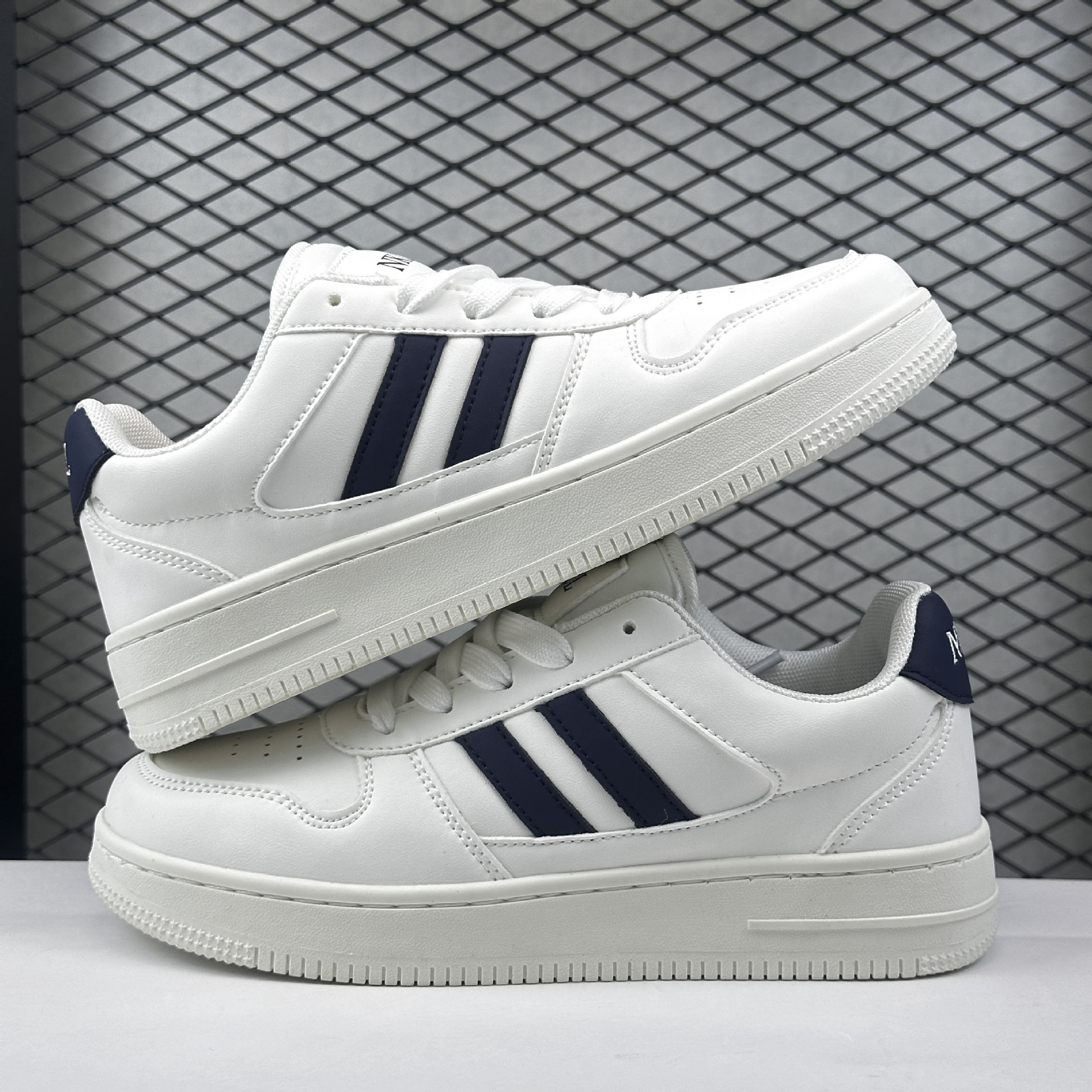 Free shipping Skateboarding shoes versatile for couples super soft casual sports thick soled white shoes