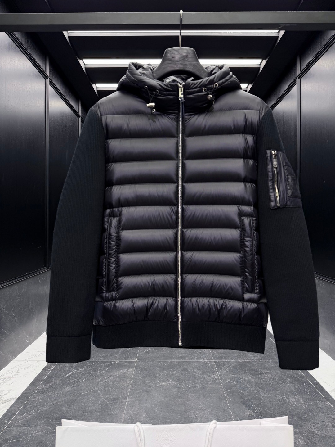 The latest knitted down jacket is windproof, warm, and offers excellent value for money. It is filled entirely with goose down.