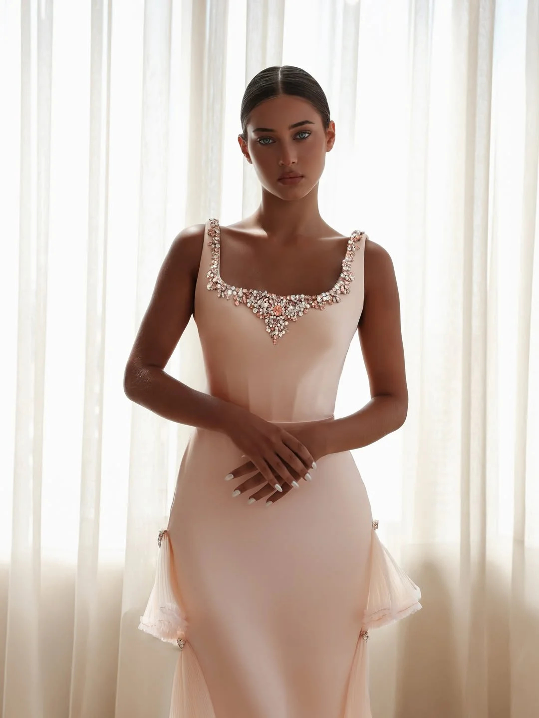 Designer Evening Dresses For Women Crystal Appliques Gown Jewel Neck Sleeveless Ruffles Sweep Train Dress Party Custom Made