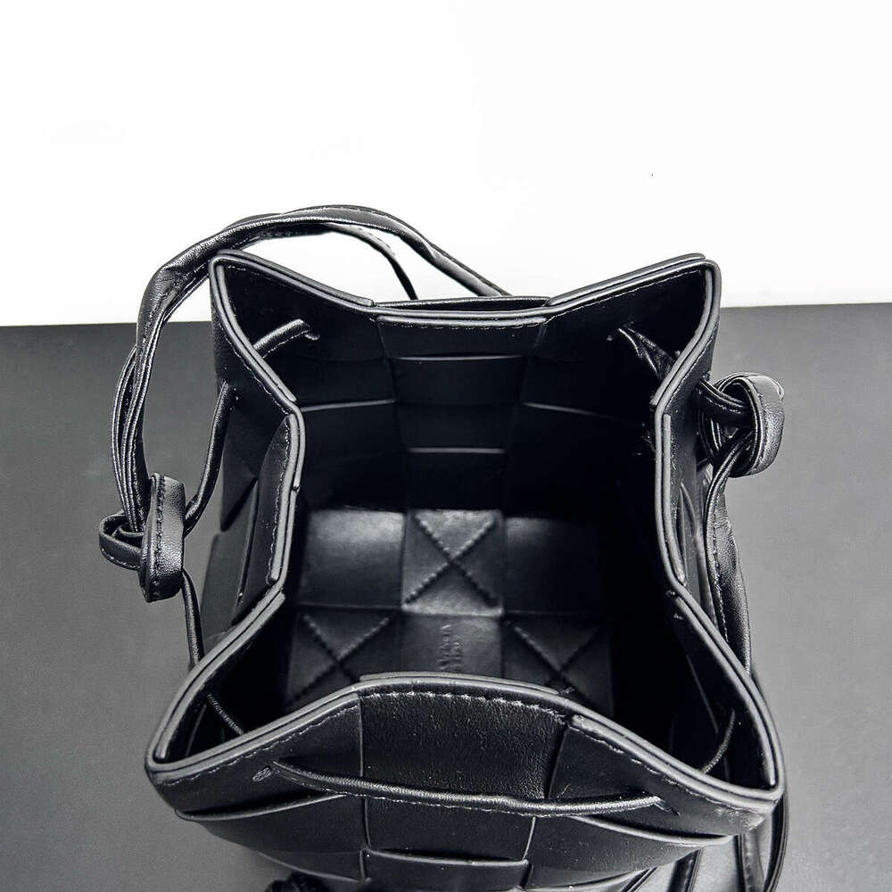 2023 New Handheld Casual Shoulder Solid Color Handbag Women's Drawstring Woven Vegetable Basket Bucket Bag