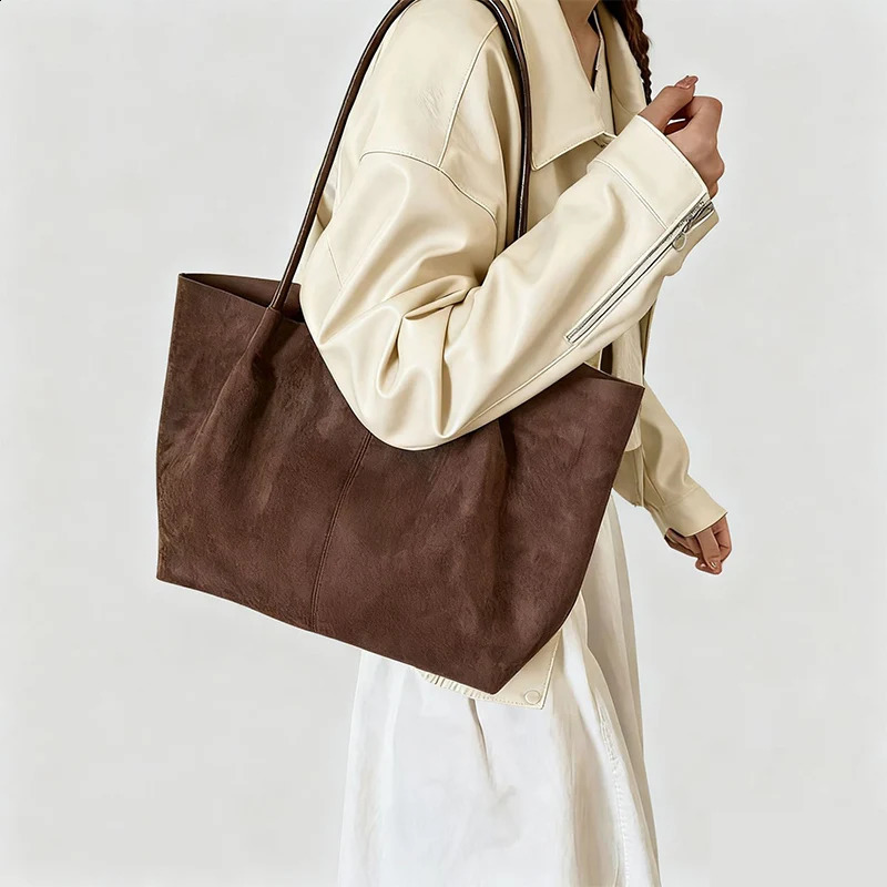 retro suede shoulder bag for autumn and winter 2025 a large-capacity hand-held tote bag with a high-end commuting feel 251106