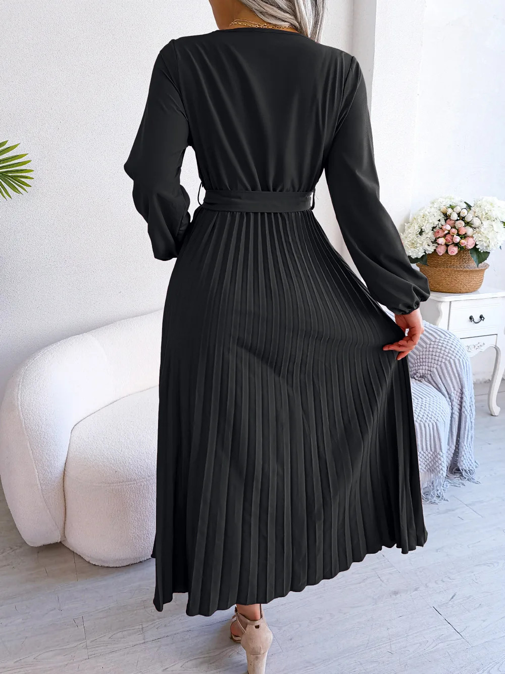 Womens elegant V-neck long sleeved pleated skirt 250409