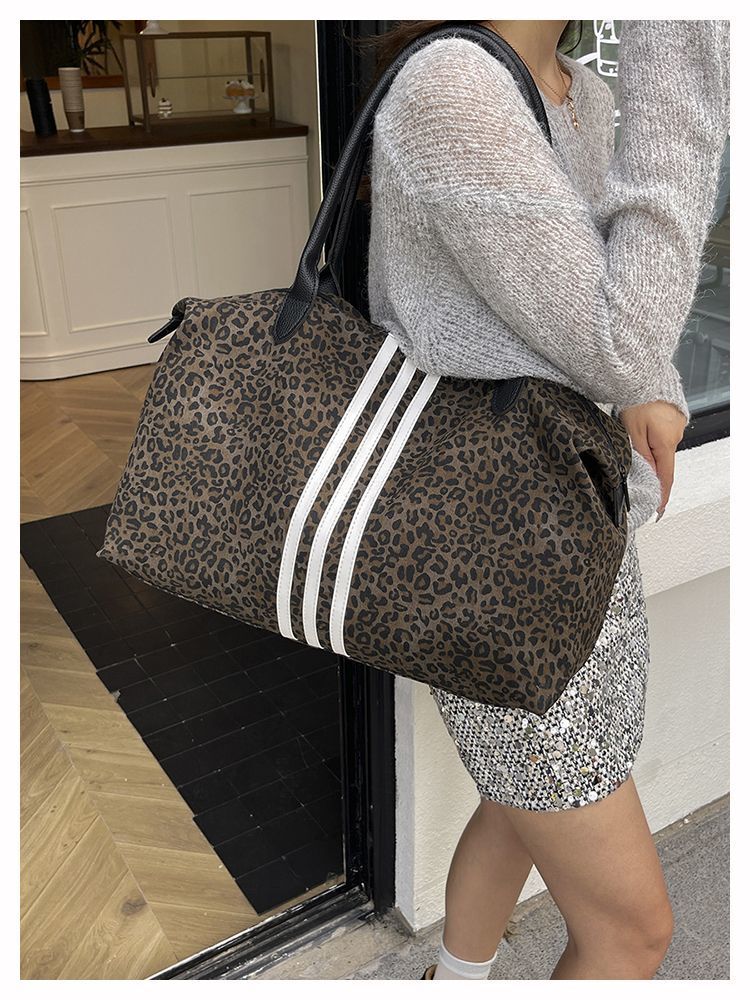 Light luxury handbag travel large capacity commuting leopard print travel bag lightweight winter new designer bag box bag fitness bag
