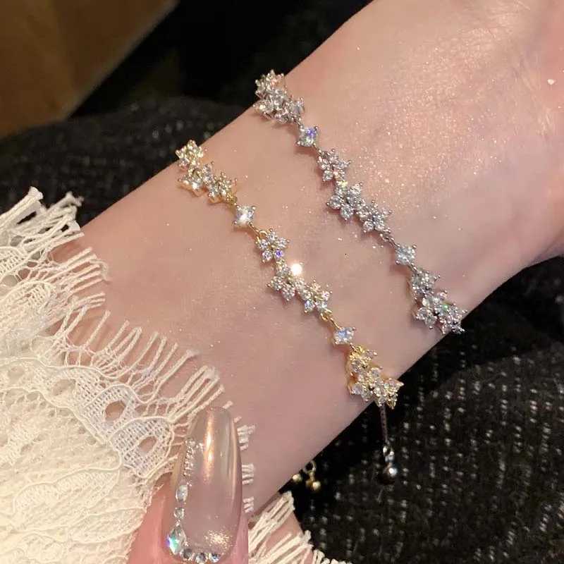 Luxury Shiny Zircon Flower Bracelets for Women Exquisite Metal Crystal Pull Adjustable Bracelets Wedding Jewelry GiftsT251110