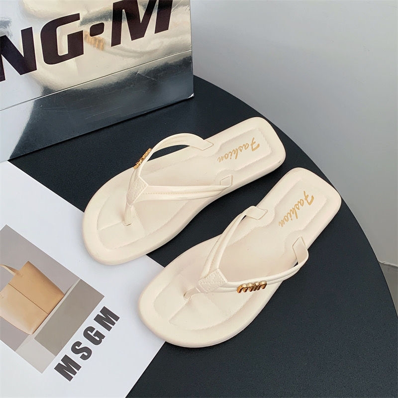 Designer's new fashion flip-flops women's shoes 2025 summer hot selling niche retro all-match outside wear clip toe a variety of colors