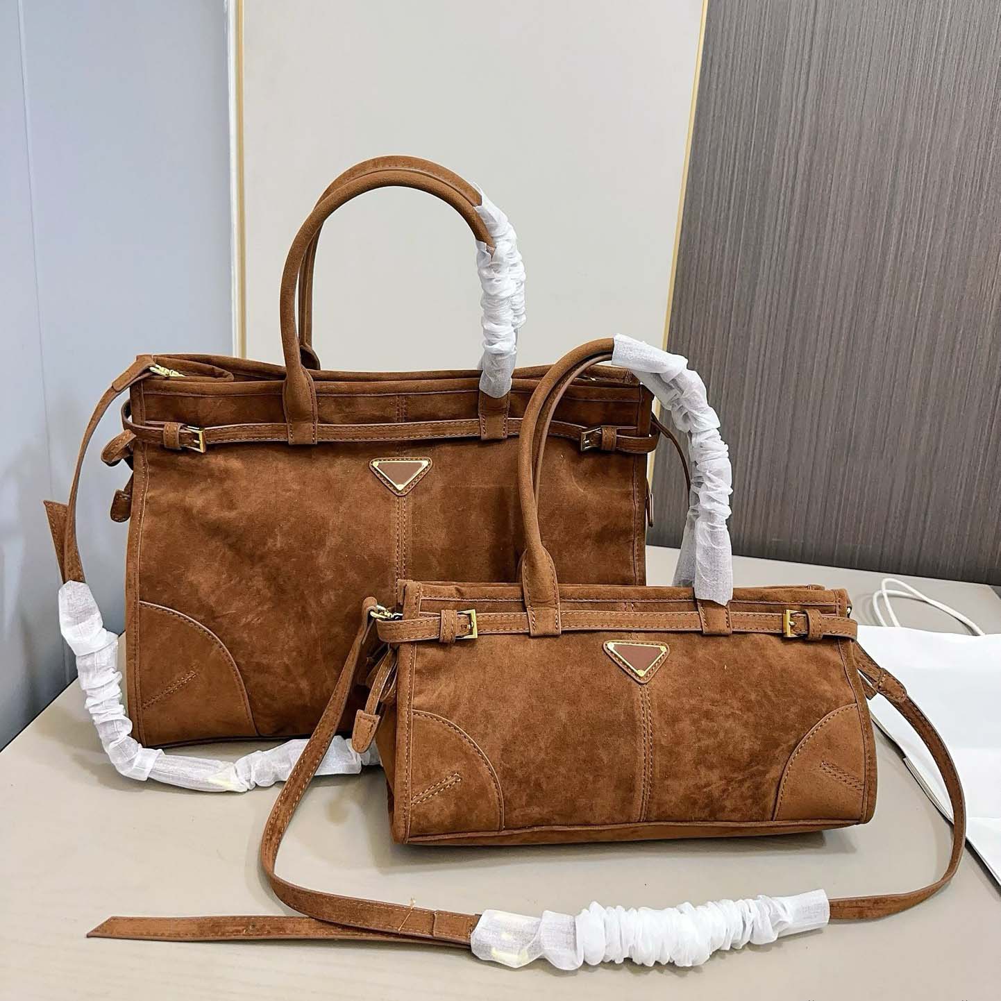 Designer bag lux soft long handled tote bag, fashionable and stylish single shoulder crossbody bag, oil wax leather stick bag, tote bag, versatile sandsuede handbag