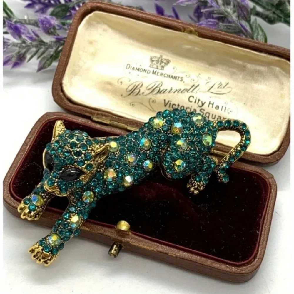 Baroque Luxury Leopard Design Mens and Womens Brooch Pins Wedding Holiday Party GiftsJewelryCostume AccessoriesW251110