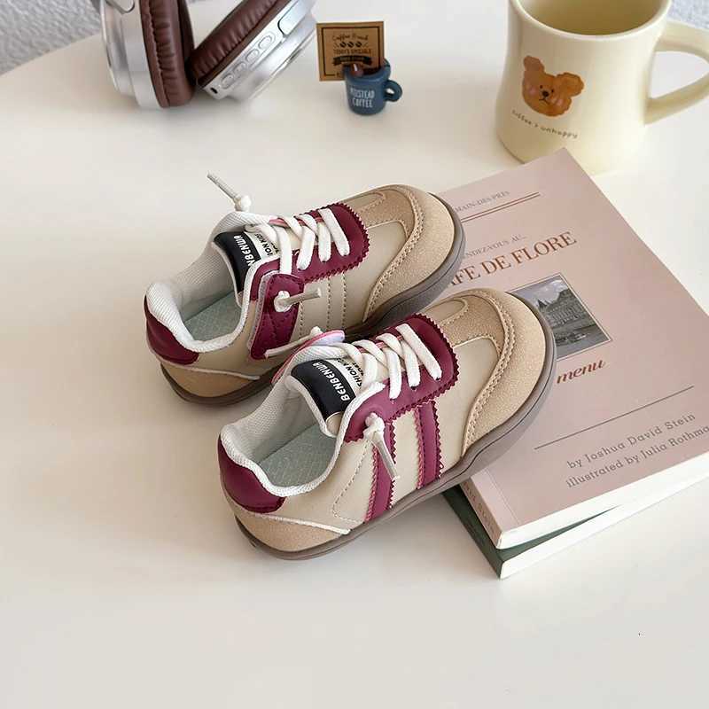 Kids Running Shoes Striped Classic Children Flats Sports Shoes Soft Sole 2025 Autumn New Girls Casual Shoes Fashion Comfortable W251110