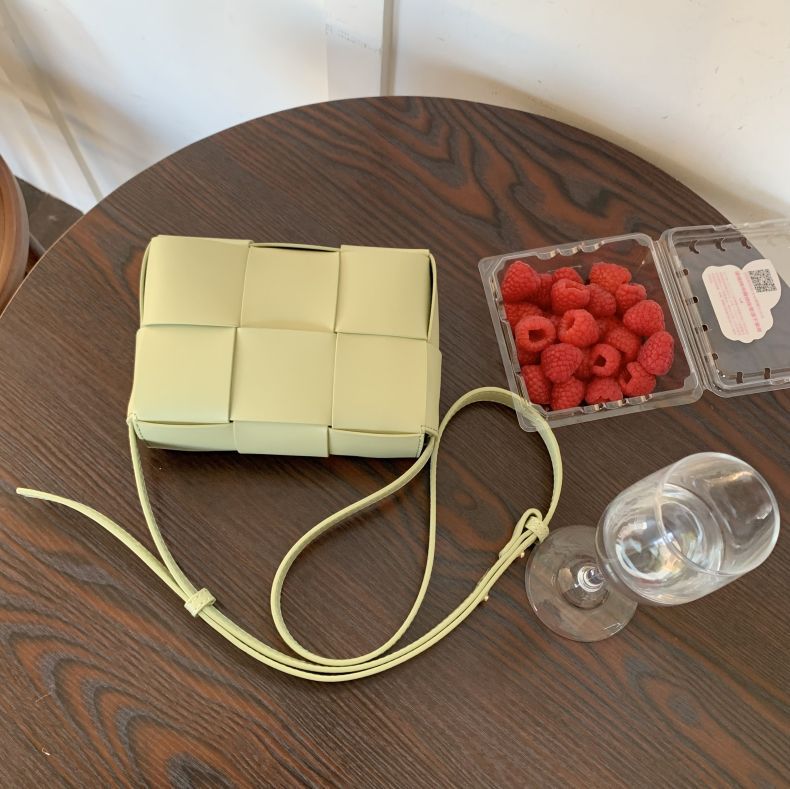 new Korean niche design high-quality texture one-shoulder bag high-end summer woven versatile crossbody women's bag Women's bag wholesale