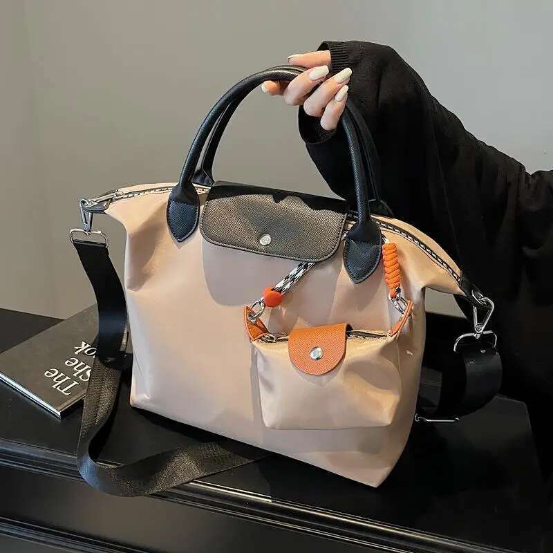 As7490 Portable Large-Capacity Dumpg 2025 Early Spring New Contrasting Color Design Fashion Trend Tote Messenger Bag