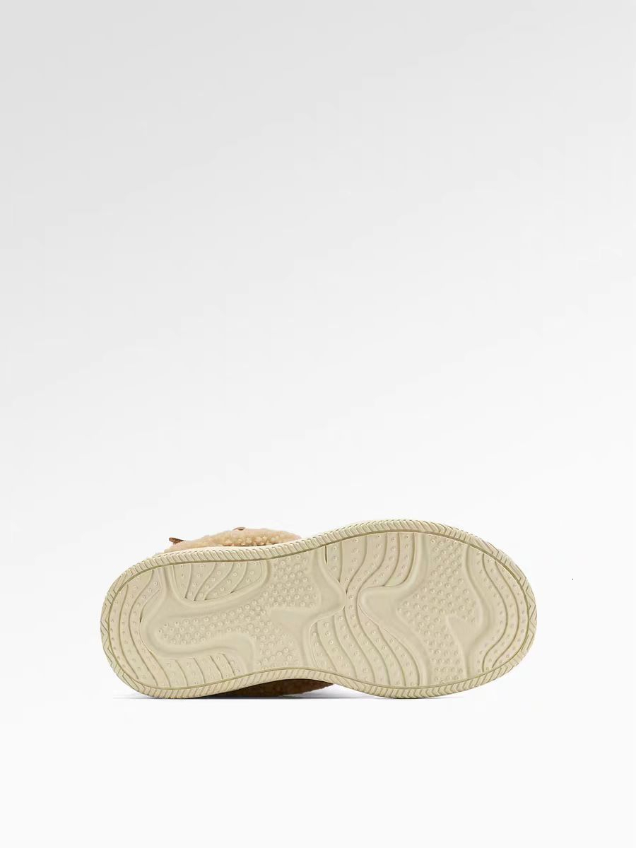 Designer's new autumn and winter collection of women's plush snow boots, warm midsole boots, fashionable women's boots