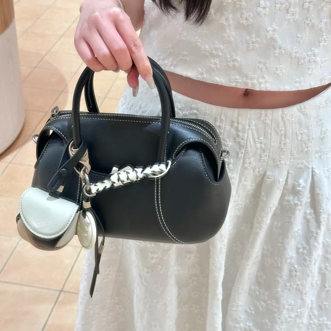 Winter New Popular Fashion Designer Bag Trendy Lychee Pattern Leather Splicing Luxury Handbag New Solid Color Women's Single Shoulder Crossbody B