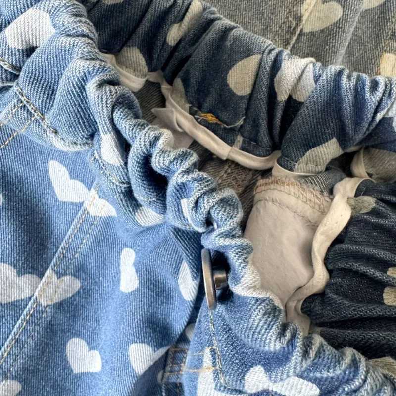 Heart print denim shorts 1-8Y childrens elastic waist loose casual knee pants for girls and boys vacation sled shorts Z250410