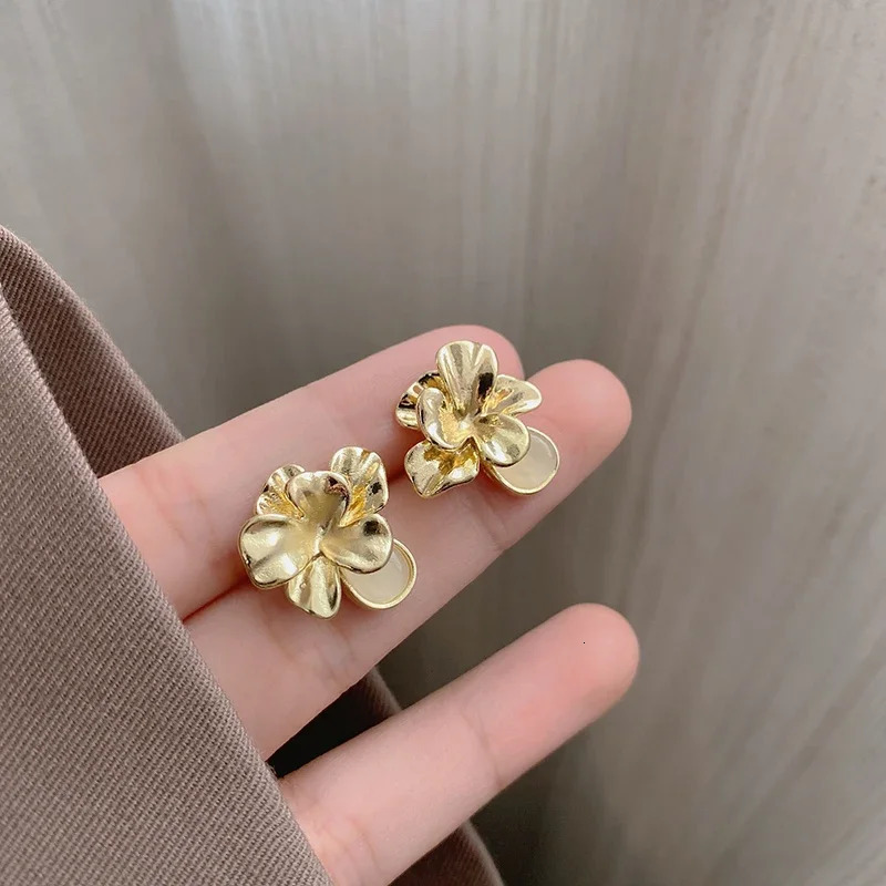 Womens Niche Golden Petal Ear Clips French Retro Three-dimensional Metal Opal Flower Clip on Earrings No Piercing 250409