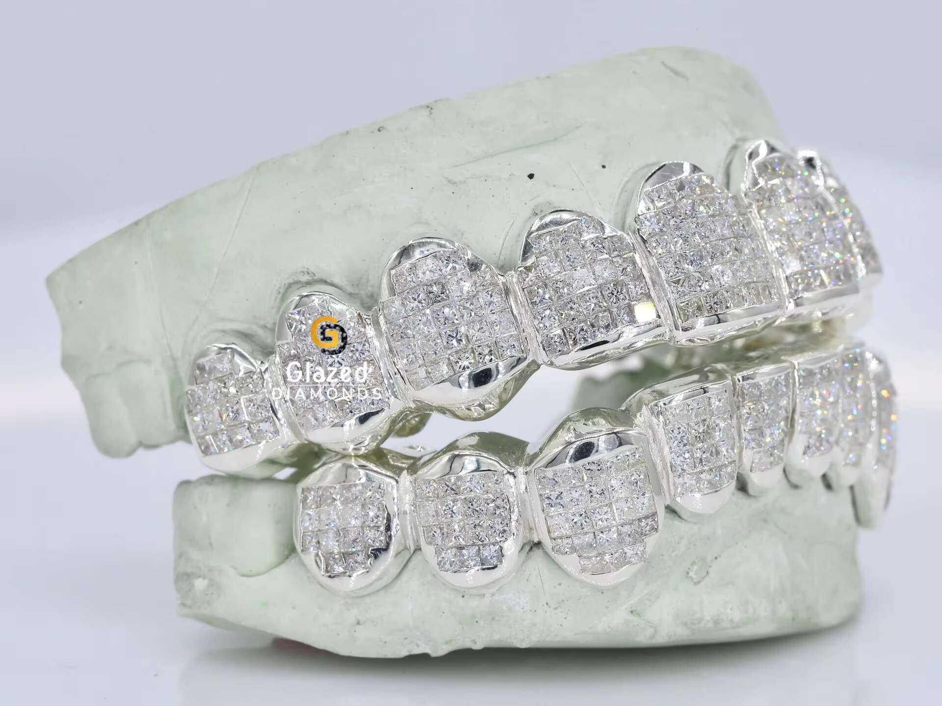Hot Selling Custom Made Personalized Tooth Sterling VVS Moissanite Princess Cut Diamond Mens Iced Out Grillz Teeth Decoration