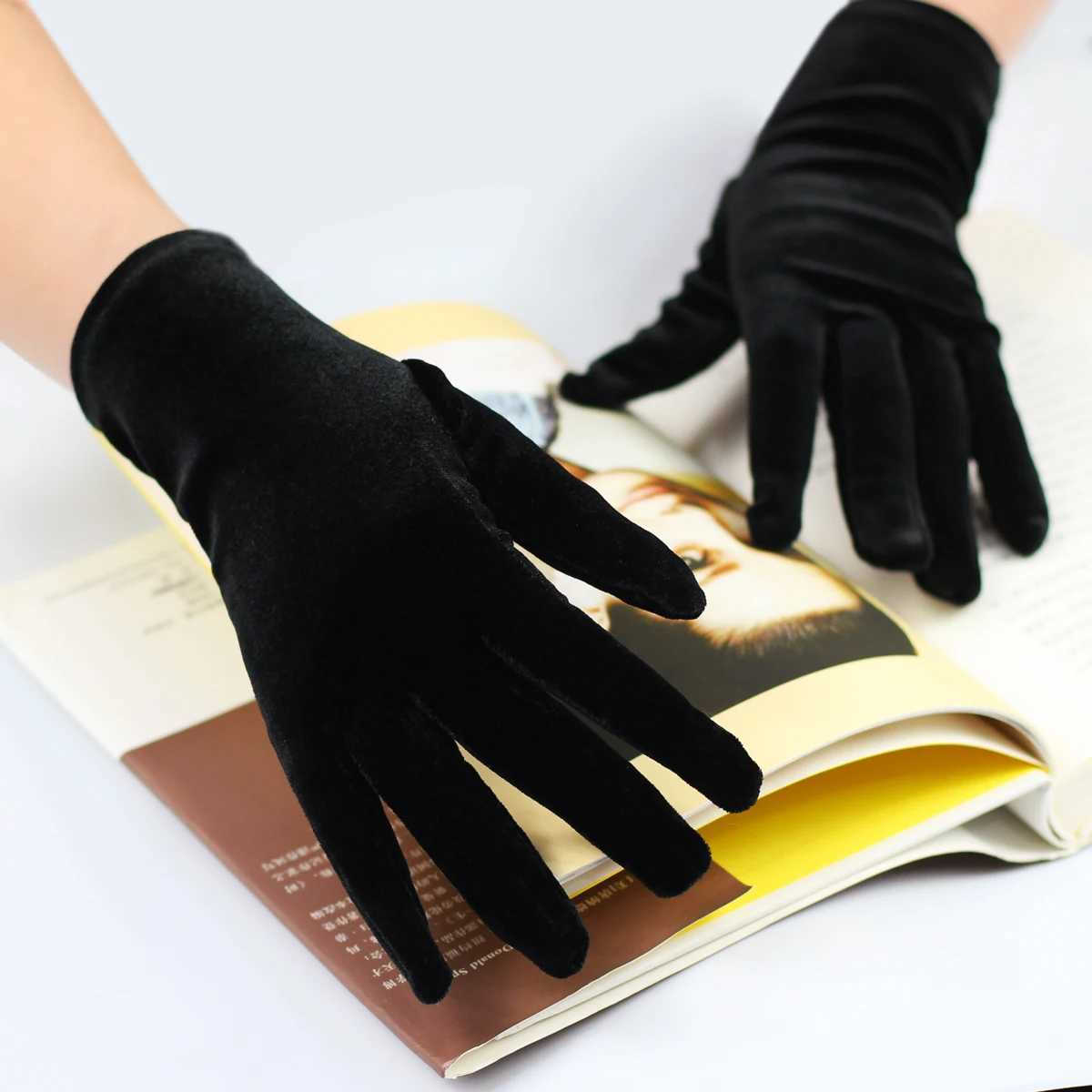 Simple Wedding Bridal Black Short Gloves Cozy Velvet Handschuh Wrist Finger Brides Bridesmaid Gloves L2511101
