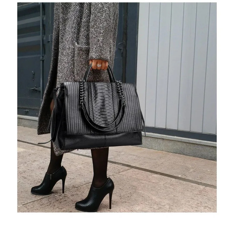 HandBag Womens New Large-capacity Foreign-style Personalized Womens Bag Light Luxury Shoulder Portable Tote Bag Work Briefcase R251110