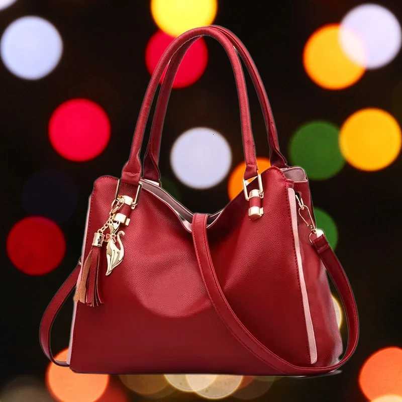 Fashionable Large Capacity WomenS Handbag Luxury Brand Designer Shoulder Bag Classic Retro Crossbody Bag Commuting Tote Bag K251110