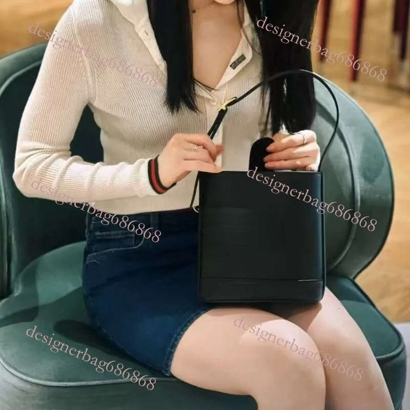 Designer Bag Elegant Quilted Leather Shoulder Bag For Ladies Luxurious Crossbody Purse With Dia Ing Details