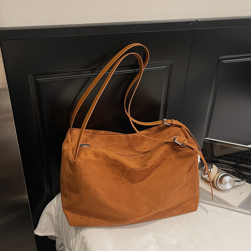 2025 Winter New Women's Retro High end Wide Shoulder Bag, Casual Versatile Crossbody Bag, High end Commuting Leisure Bag, Shopping Bag, Versatile