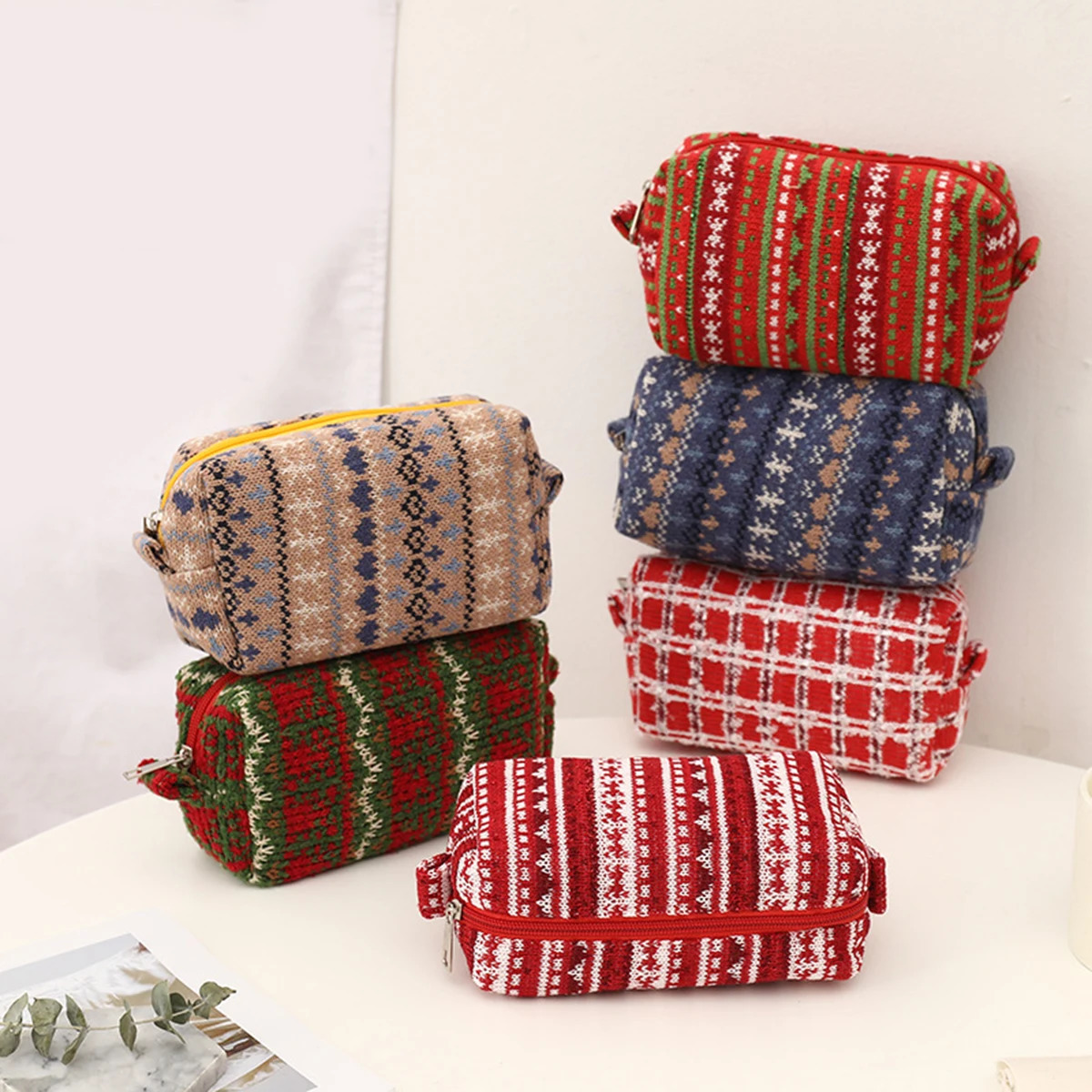 1PC Retro Christmas-themed Makeup Bag Available in Various Color Combinations Portable Daily Small Item Cosmetic Organizer 251110