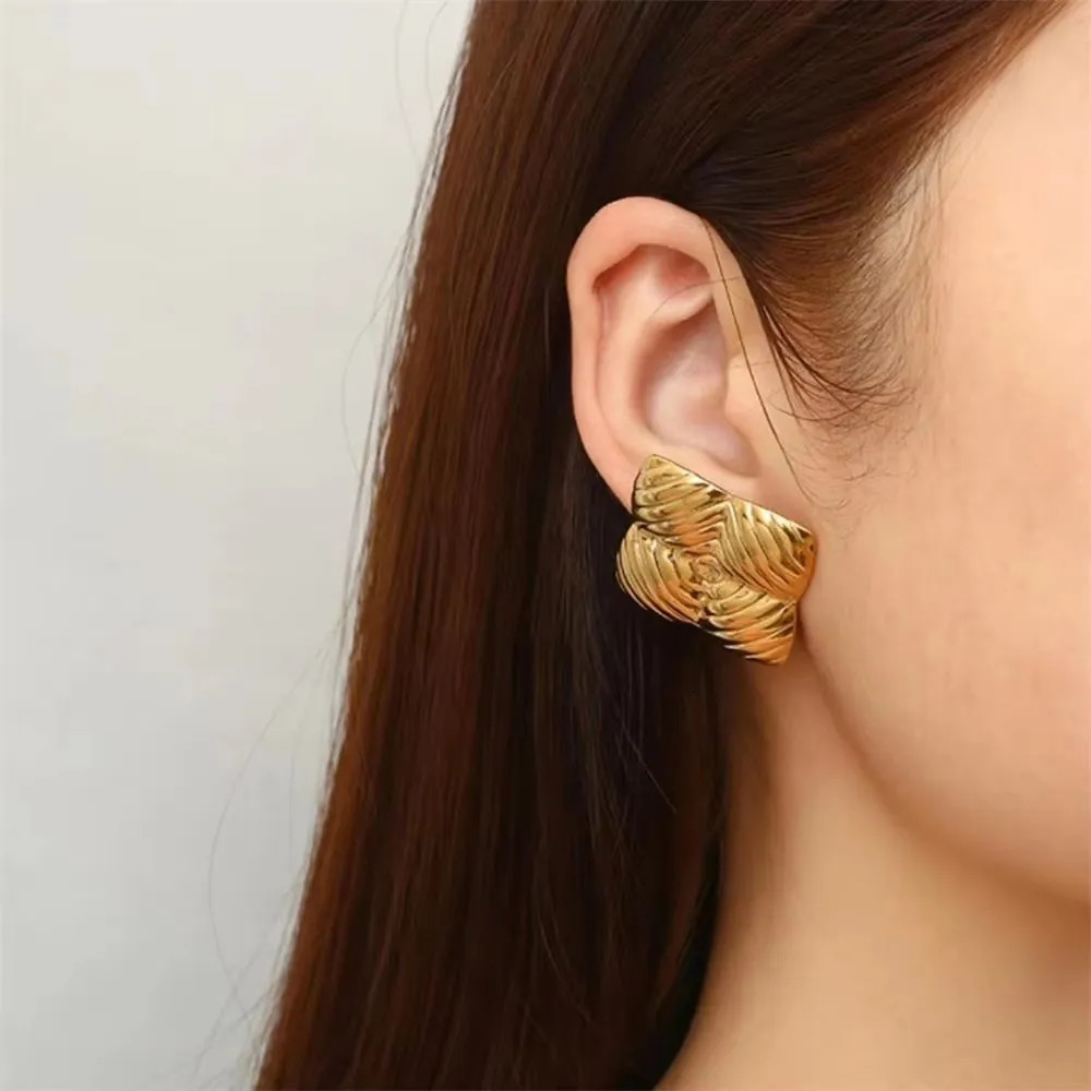 Vintage Gold Color Metal Square Texture Earrings Hollow Twisted Circle Stainless Steel Flower Pearl Ear Stud Fashion Jewelry 250409