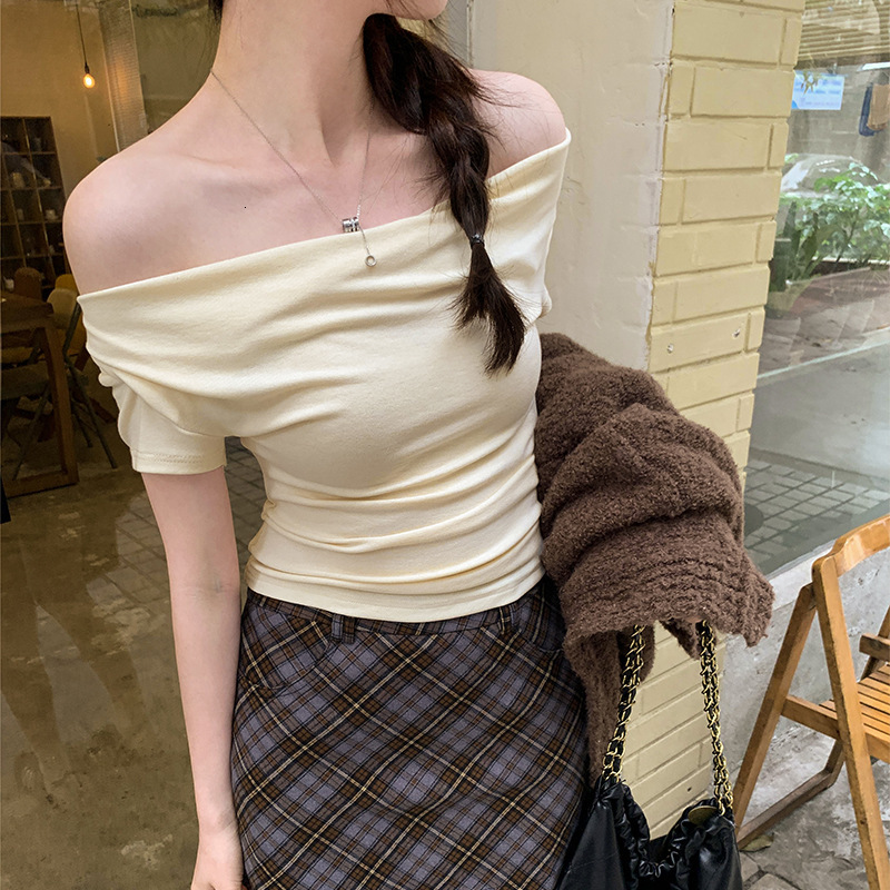 2025S Designer Women S T Shirt Design Inspired Swing Collar One Sleeved T Shirt For Women In Summer Spicy Girl Slim Fit Off Shoulder Short Top Trend