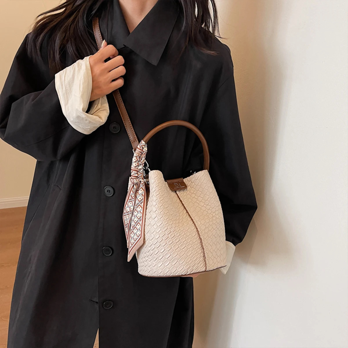 Classic Woven Texture Bucket Bag for Women Quilted PU Leather Large Capacity Magnetic Snap Crossbody Bag for Daily Commute R251110