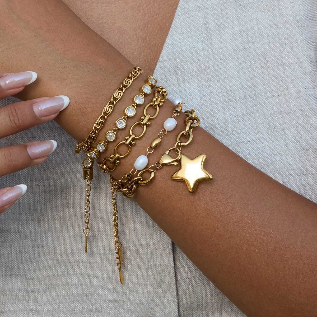 Uworld Simple Classic 18K Gold Color Plated Stainless Steel Freshwater Pearl Bracelet Stackable Geometric Chain Bracelet WomensT251110