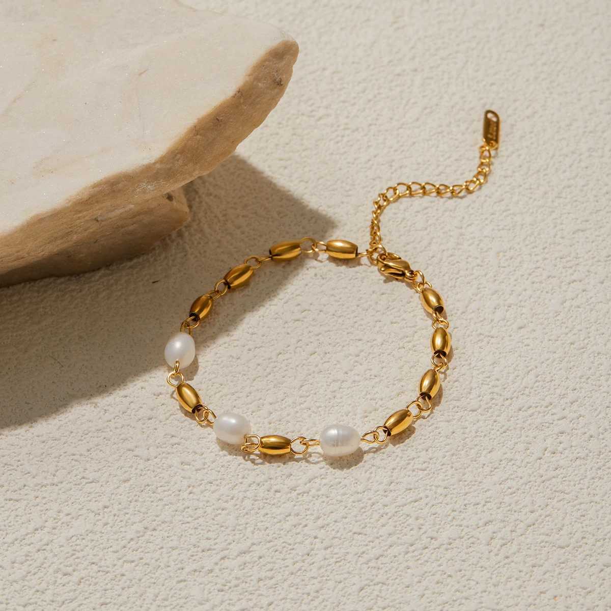 Uworld Simple Classic 18K Gold Color Plated Stainless Steel Freshwater Pearl Bracelet Stackable Geometric Chain Bracelet WomensT251110
