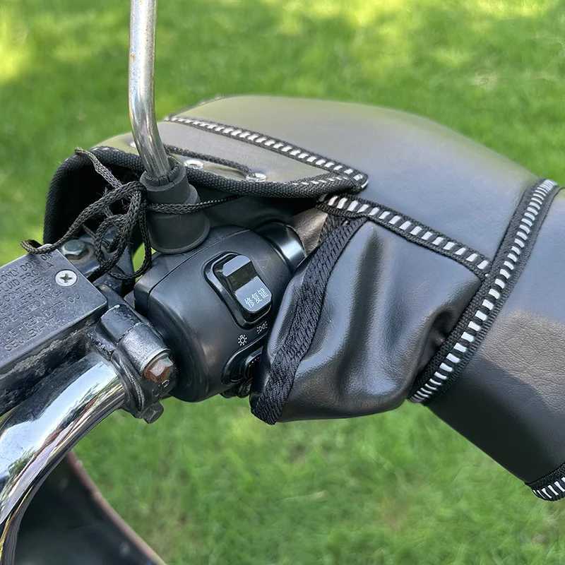 1Pair Motorcycle Handlebar Muffs Protective Motorcycle Scooter Thick Warm Grip Handle Bar Muff Rainproof Winter Warmer PU Gloves S25118
