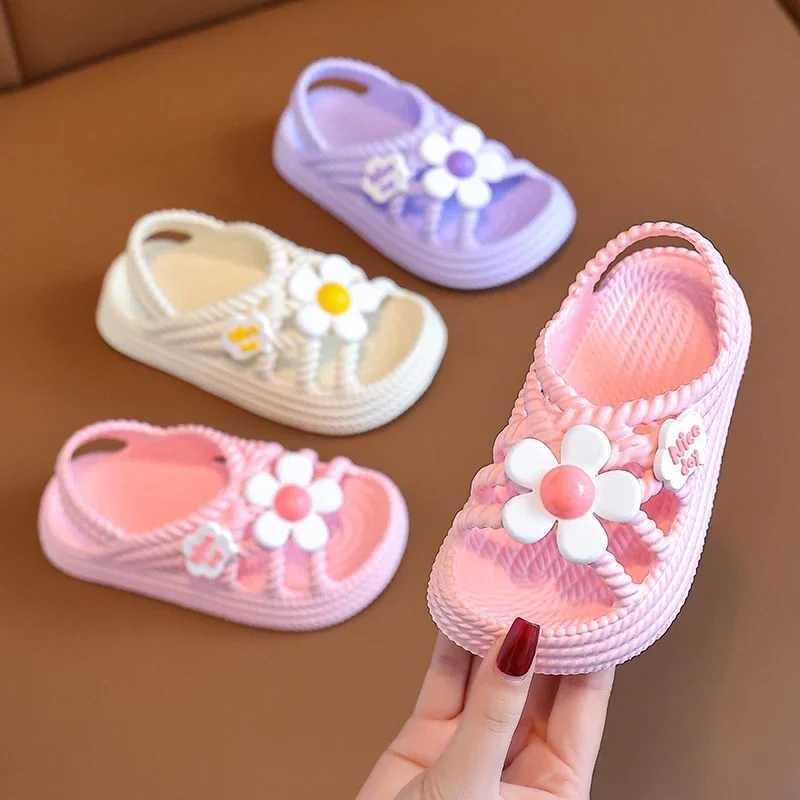 2024 New Childrens Slippers Summer Girls and Boys Bathroom Home Non slip Beach Shoes Soft soled Baby Sandals Z250410