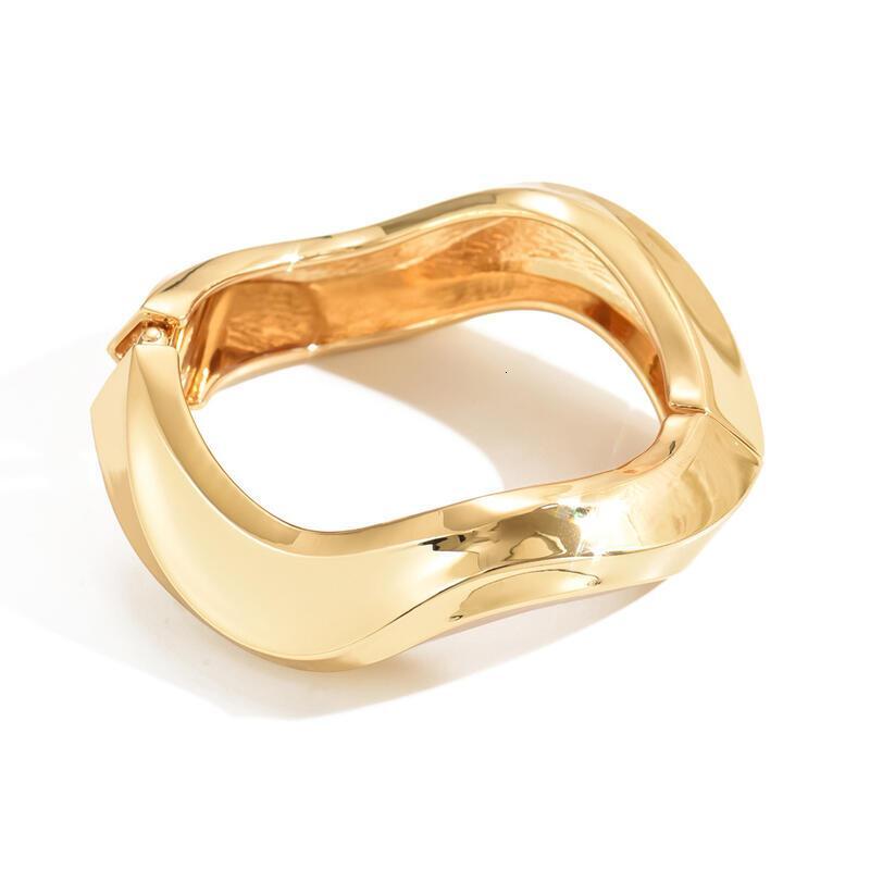 Elegant Sculpted Gold Bracelet Modern Statement Jewelry for Every Ocn
