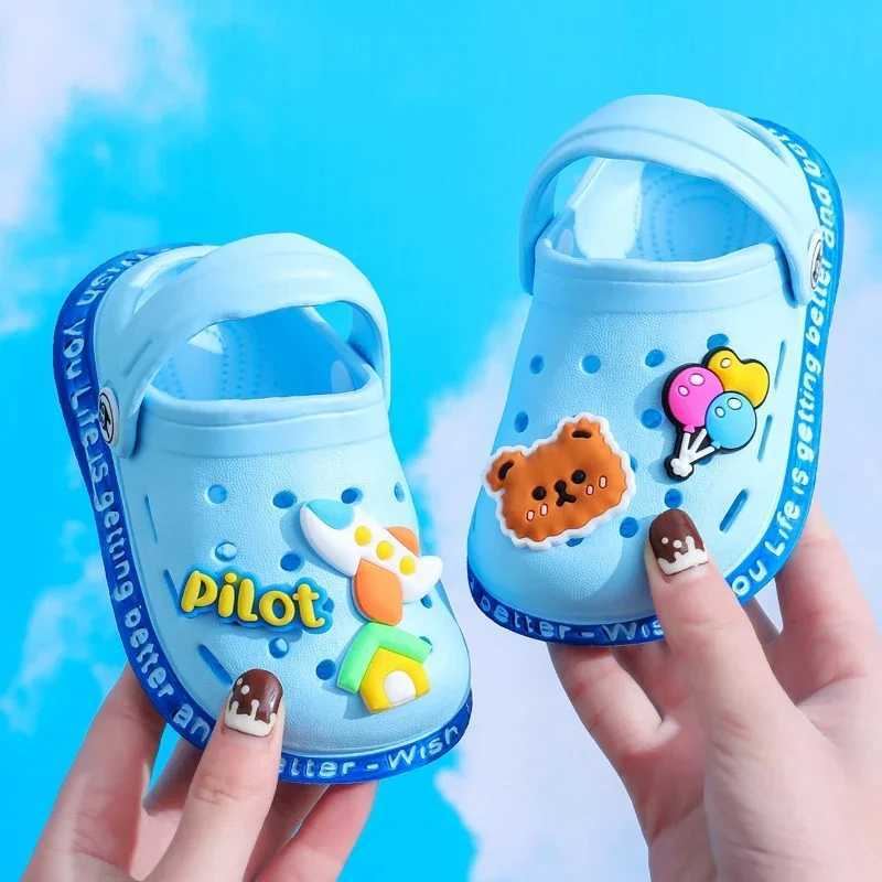 Childrens Summer Cave Sandals 2023 Garden Beach Slippers Sandals Non slip Soft soled Quick drying Shoes Z250410