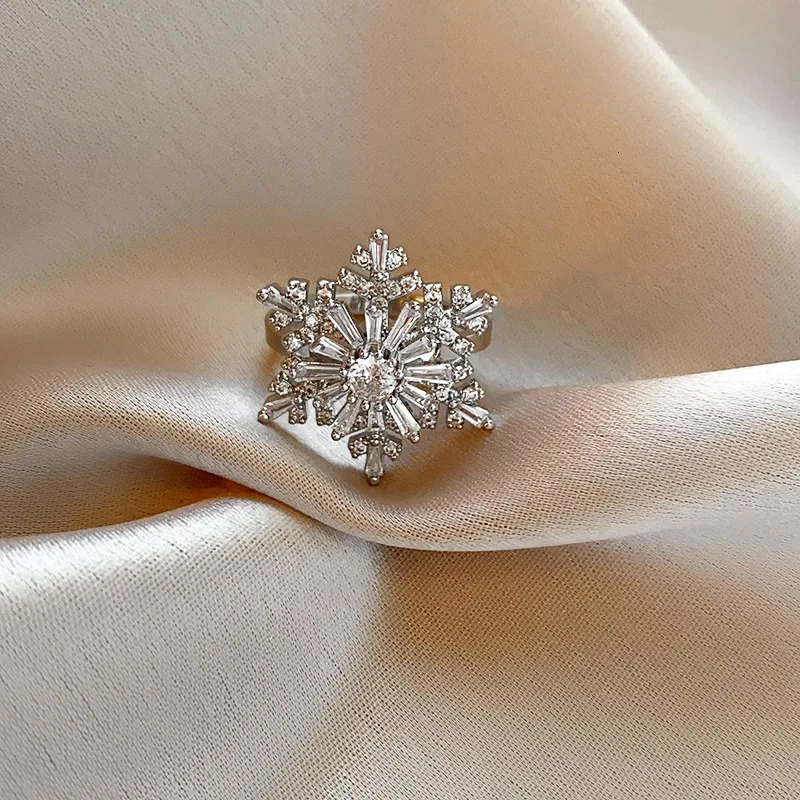 Shining Zircon Rotatable Snowflake Adjustable Ring for Women Elegant Personality Charm Accessories Party Wedding 251110