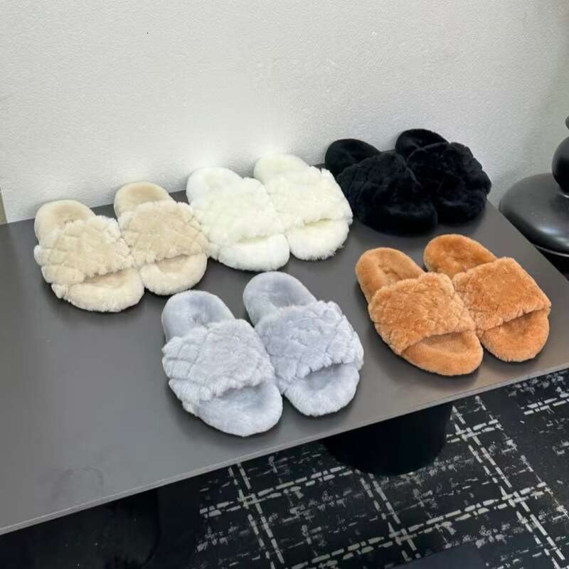 2025 Autumn Winter New Style Flat Wool Thick Sole Warm Fashion Diamond Pattern Outdoor Slippers For Women
