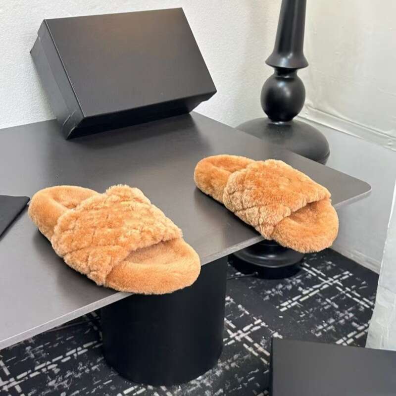 2025 Autumn Winter New Style Flat Wool Thick Sole Warm Fashion Diamond Pattern Outdoor Slippers For Women