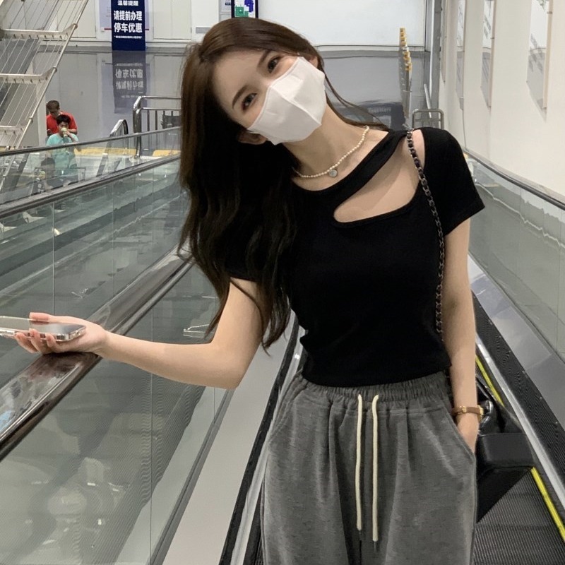 2025S Designer Women S T Shirt Summer New Pure Desire Design Feeling Hollow Fit Bottom Shirt Short Sleeve T Shirt Women S Top