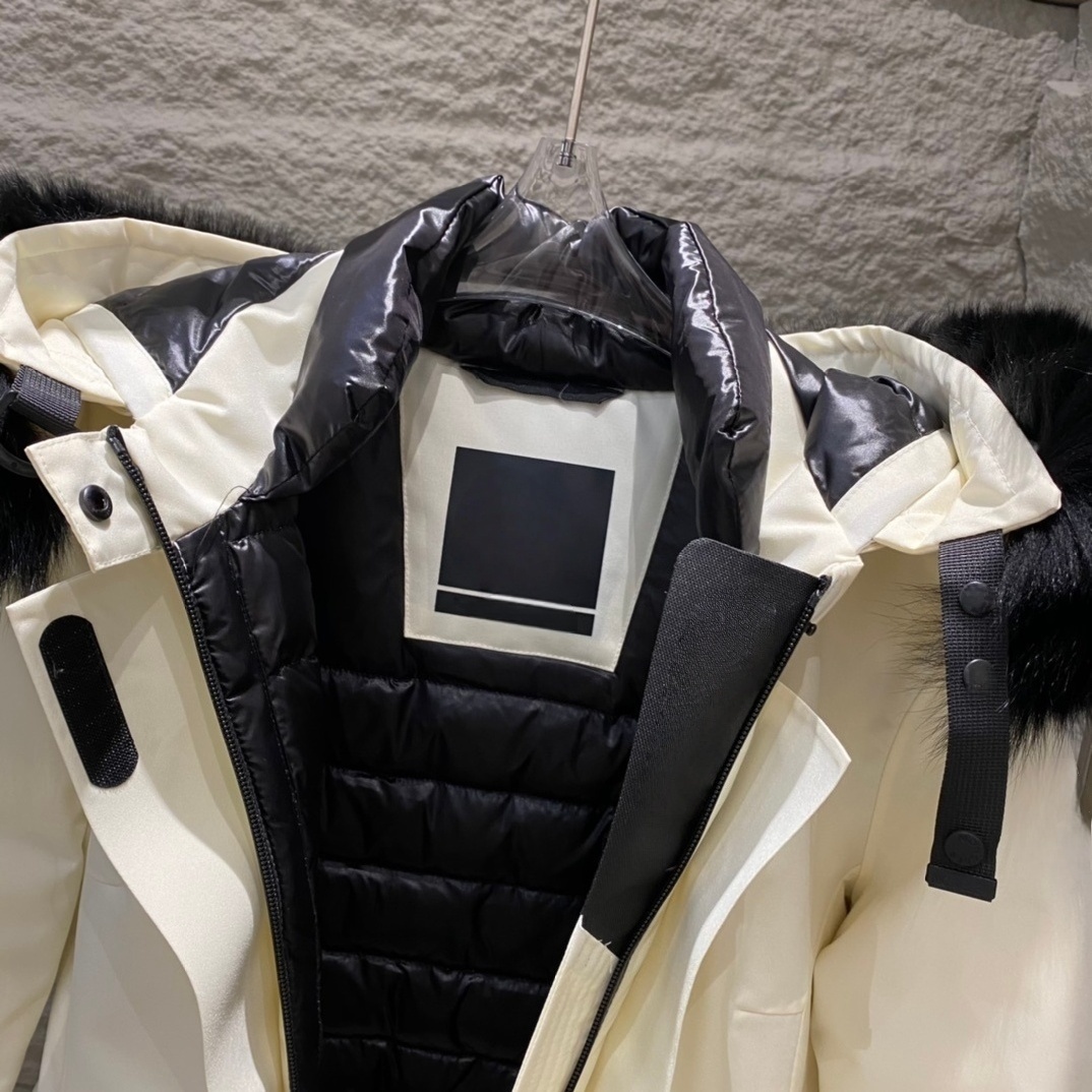 2025The latest classic style for women in autumn and winter, short waisted down ski jacket with large fur collar