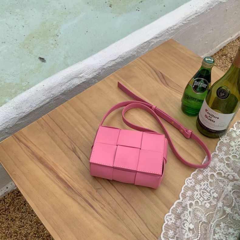 2025 new Korean niche design high-quality texture one-shoulder bag high-end summer woven versatile crossbody women's bag Women's bag wholesa