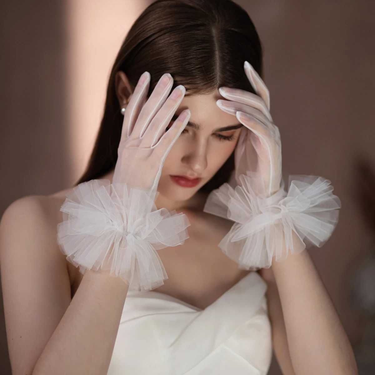 WG094 Elegant Wedding Bridal Gloves Soft Tulle Ruffled Edge Women Brides Bridesmaid Short White Gloves for Pageant Perform L251110