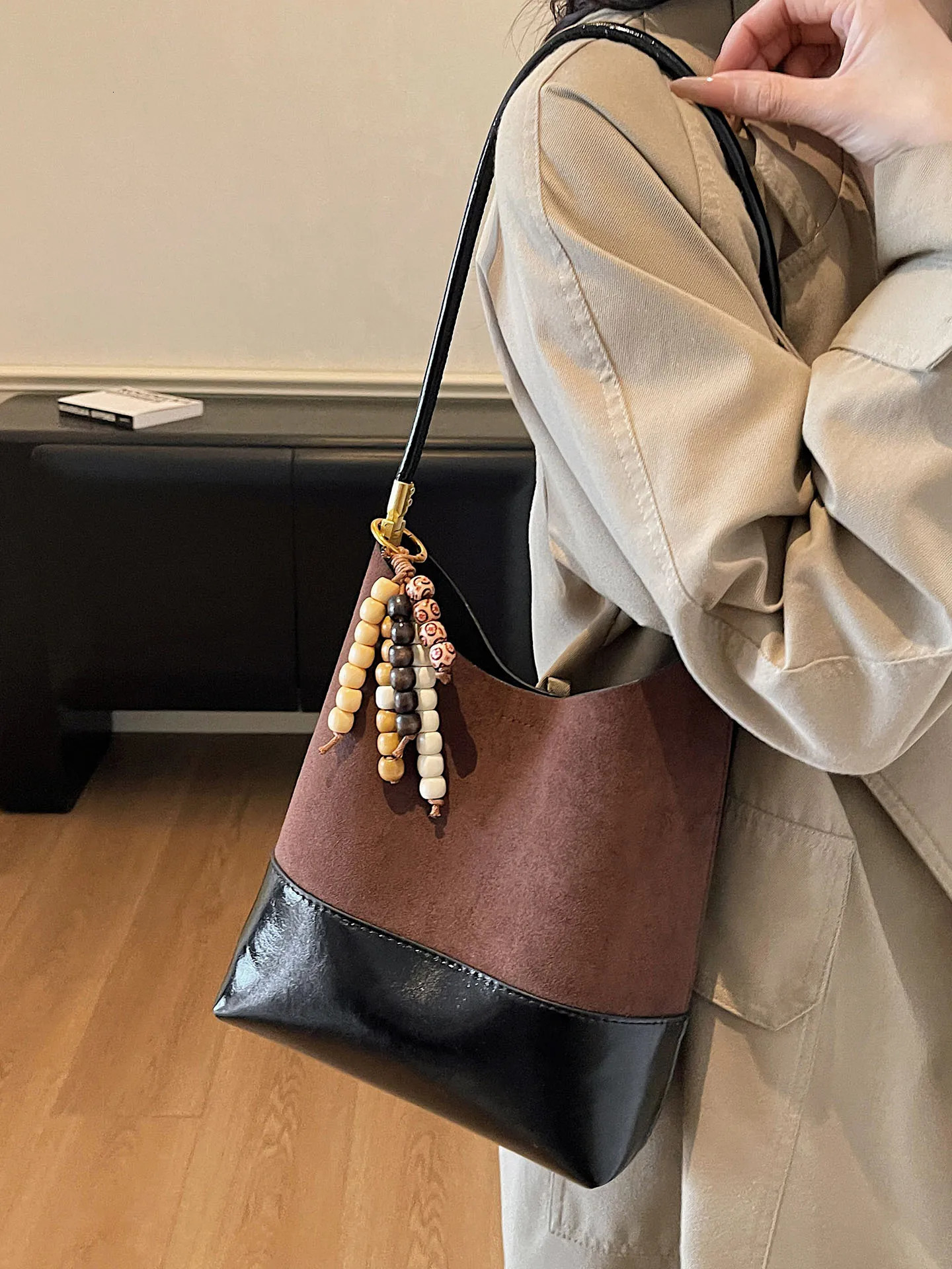 High End Texture Splicing Faux Suede Bucket Bags Womens Simple Fashion Commuting Shoulder Bag Retro Contrast Color Lady Handbag R251110